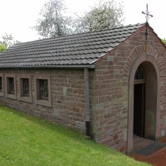 Kapelle aus rotem Sandstein  am Friedhof