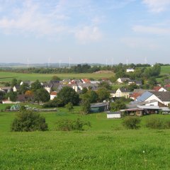 Fernblick auf Sefferweich, im Hintergrund einige Windrätder