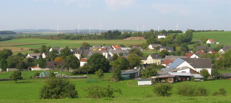 Fernblick auf Sefferweich, im Hintergrund einige Windrätder