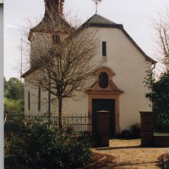 einschiffige Kapelle mit rundem Kirchturm