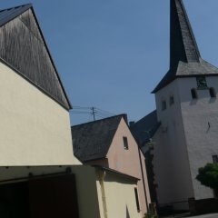 Pfarrkirche von vorne mit Turmansicht