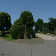 Kreuzigungsgruppe - zwei Statuen und Kreuz in der Mitte