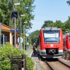 Zwei rote Züge stehen am Bahnhof Sankt Thomas