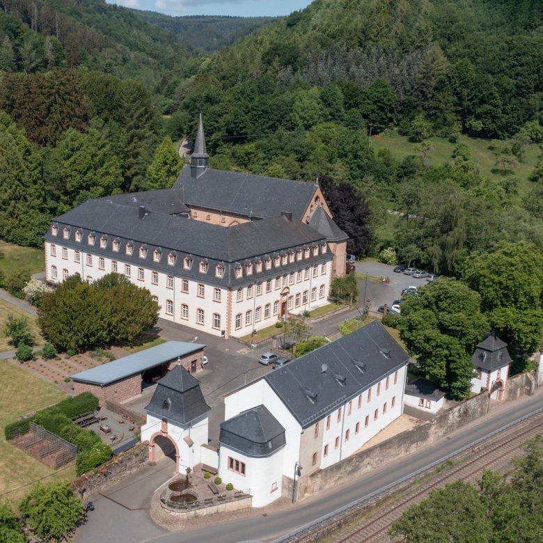 Blick von Oben auf die Abtei mit Kirche und vorne kleine Toreinfahrt