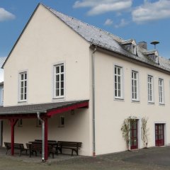 zweistöckiges Bürgerhaus mit Vordach und angebauten Feuerwehrgerätehaus