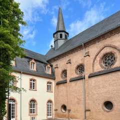 Innenhof des Klosters mit Brunnenanlage im Vordergrund und Blick auf die Kirche