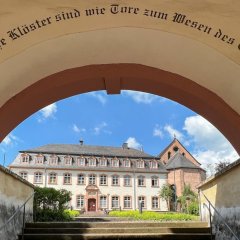 Blick durch das Osttor auf das Kloster; im Torbogen Inschrift "Mittelalterliche Klöster sind wie Tore zum Wesen des Christentums"