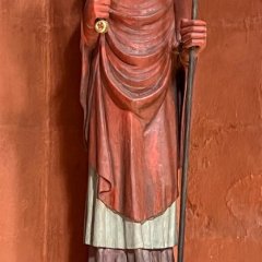 Statue Namenspatron Thomas Becket mit Bischofsstab und Schwert