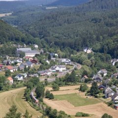 Luftbildaufnahme zeigt Ortslage mit Klosteranlage und Kyllwald