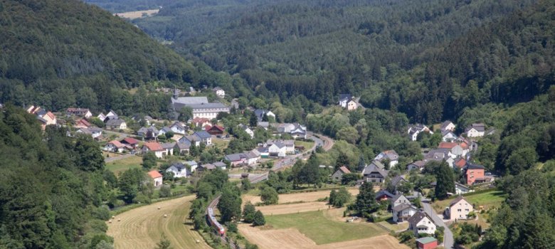 Luftbildaufnahme zeigt Ortslage mit Klosteranlage und Kyllwald
