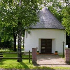 rundliche Kapelle mit Schiefergedecktem Spitzdach