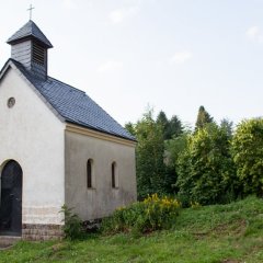 kleine Kapelle am Wegesrand mit schiefergedeckten Satteldach und kleinem Turm