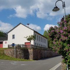 langgestrecktes Gebäude mit Satteldach mit kleinem Garagenanbau