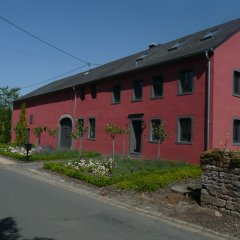 renoviertes Langhaus mit rötlichem Anstrich