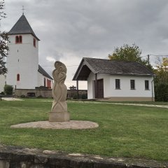 Steinskulptur in der Ortsmitte