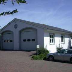 Feuerwehrgerätehaus mit zwei hellen Toreinfahrten