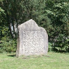behauener weißer Sandstein mit Inschrift