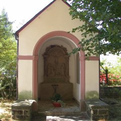 kleine Kapelle mit Laubbaum daneben