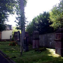 Kreuzwegstation am Friedhof mit sehr alten Kreuzen