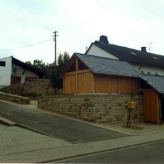 hölzerne Buswartehalle