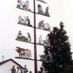 Handwerkerbaum mit Mast und zwölf Handwerkssymbolen seitlich befestigt