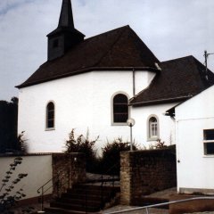 kleine Kapelle in weißer Putzoptik und kleinem Turm