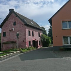 renoviertes kleines Bauernhaus in der Dorfstraße