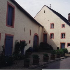 renoviertes Bauernhaus in der Hauptstraße mit Scheunenanbau