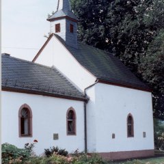 einschiffige Kapelle mit Turm in weißer Putzoptik