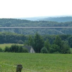 Brücke A 60 über die Kyll aus der Ferne gesehen in waldreicher Umgebung