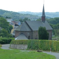 Kapelle in roten Sandsteinen und Spitzturm