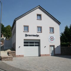 Feuerwehrgerätehaus in Wißmannsdorf mit einer Toreinfahrt an der Giebelseite