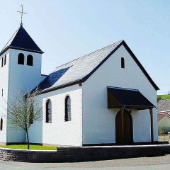 einschiffige Kapelle mit Turm in weißer Putzoptik