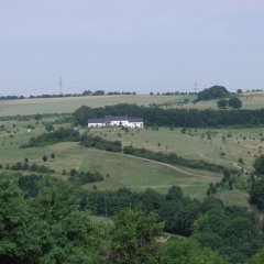 großzüge Golfanlage mit Clubhaus aus der Ferne gesehen