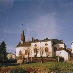 Pfarrkiche in Wißmannsdorf aus der Talansicht mit Spitzturm und weißem Putzoptik