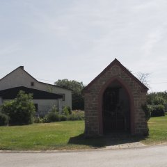 Kleine Kapelle an einer Straßenkreuzung