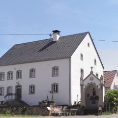 Kleine Kapelle vor einem stattlichen Wohnhaus