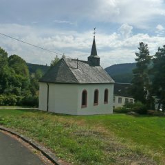 kleine alleinstehende Kapelle mit Turm